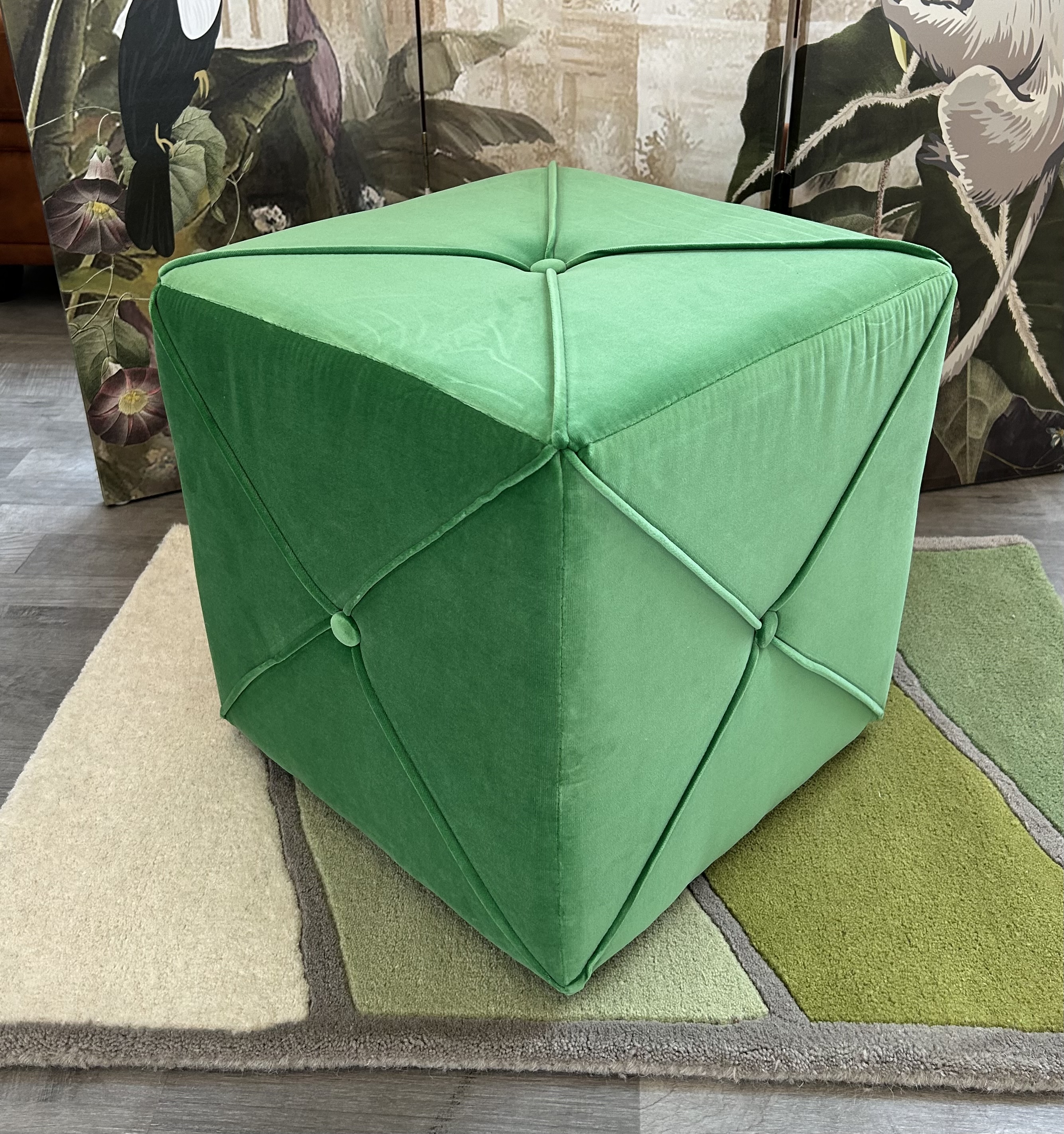 Bild 2 Hocker Grün in Samtoptik